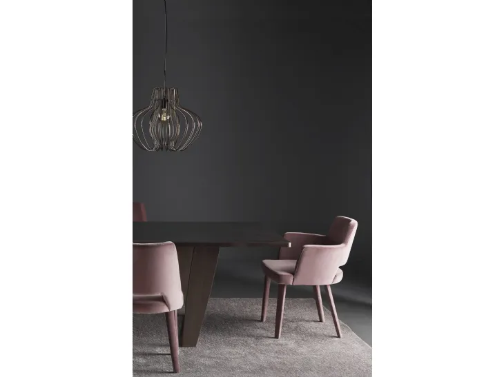 Sedia in legno di rovere completamente rivestita in tessuto con braccioli Grace P di Colico