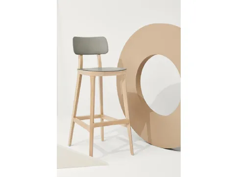 Sgabello Porta Venezia Kitchen Stool in polipropilene con struttura in Faggio massello Naturale di Infiniti
