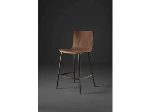 Sgabello con struttura in acciaio verniciato e seduta realizzata in legno di rovere smoke Dandy TT SS di Colico