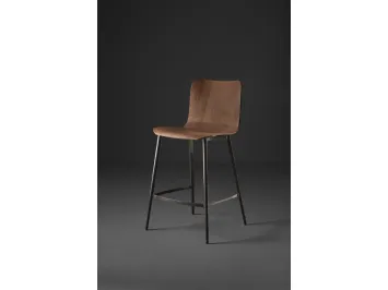 Sgabello con struttura in acciaio verniciato e seduta realizzata in legno di rovere smoke Dandy TT SS di Colico
