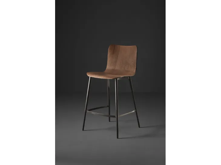 Sgabello con struttura in acciaio verniciato e seduta realizzata in legno di rovere smoke Dandy TT SS di Colico