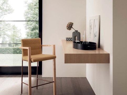 Sgabello Sirio in tessuto imbottito con struttura in massello di Rovere Seppia e tondino in finitura Metal Standard Peltro di Presotto
