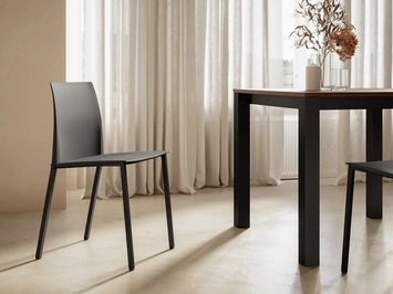 Sedia Zara con struttura in metallo verniciato e seduta in polipropilene di Arredo3