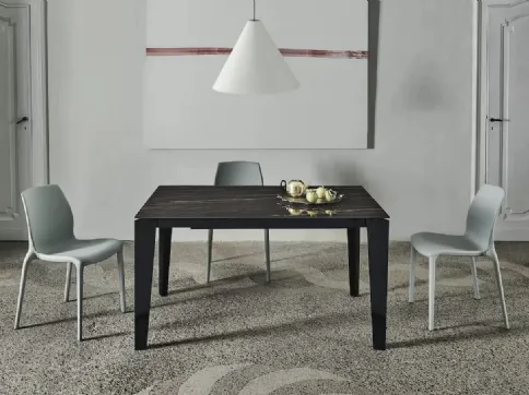 Tavolo allungabile Cruz XXL con top in SuperMarmo e base in acciaio laccato di Bontempi