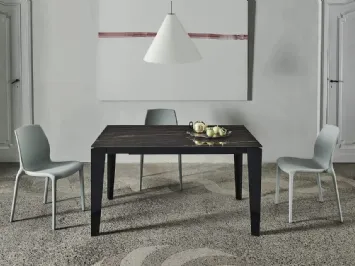 Tavolo allungabile Cruz XXL con top in SuperMarmo e base in acciaio laccato di Bontempi