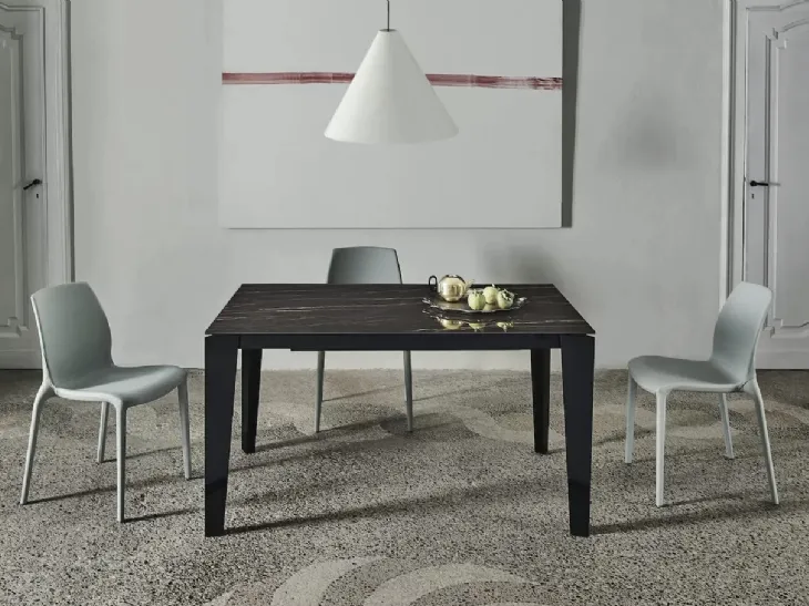 Tavolo allungabile Cruz XXL con top in SuperMarmo e base in acciaio laccato di Bontempi