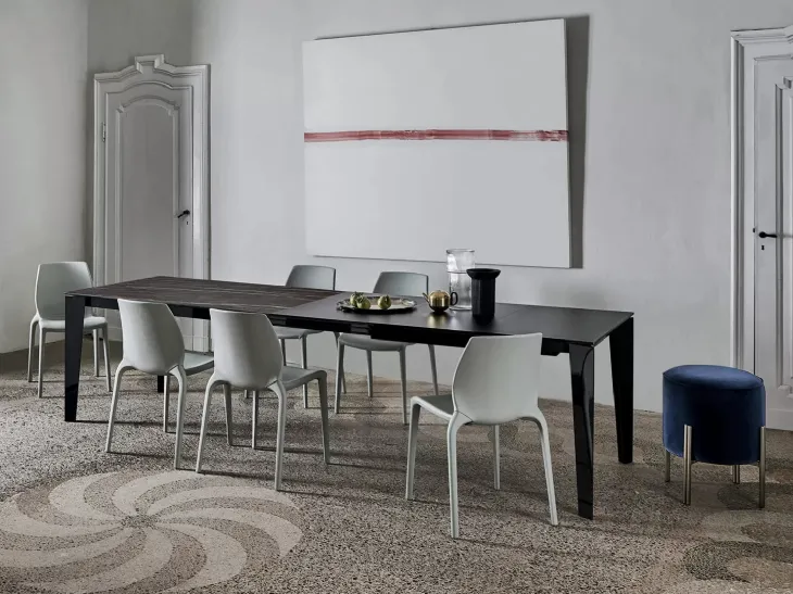 Tavolo allungabile Cruz XXL con top in SuperMarmo e base in acciaio laccato di Bontempi