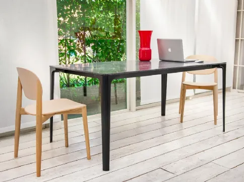 Tavolo con struttura in alluminio e piano in Fenix Matt di Infiniti