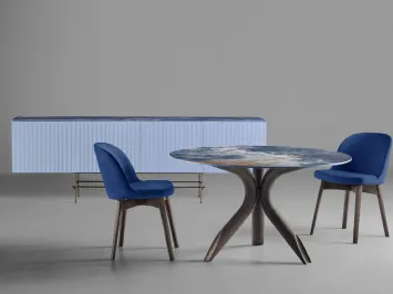 Tavolo rotondo in gres porcellanato con base in legno di frassino Plié di Colico