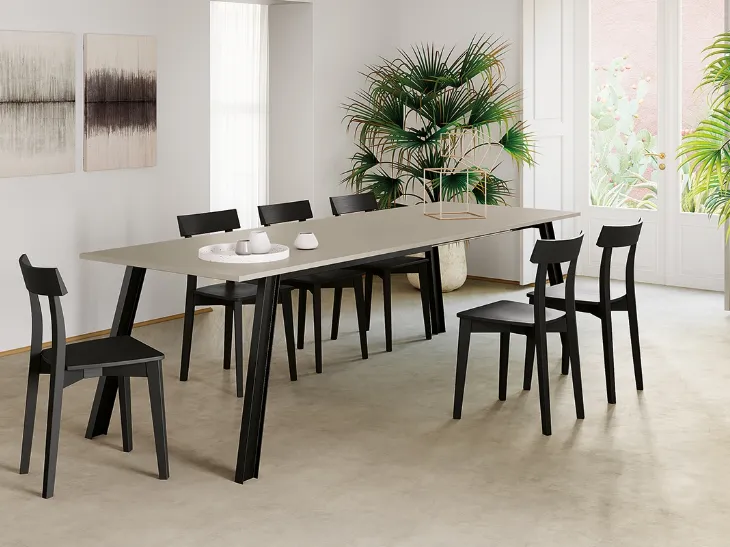 Tavolo allungabile Sky con top in laminato e base in metallo verniciato di Arredo3