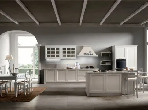 Cucina Classica con isola Beverly v06 in Frassino Savana e Bianco con top in Fenix Beige Arizona di Stosa