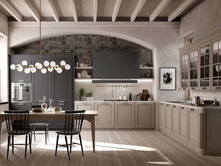 Cucina Classica Dolcevita v5 Laccato Cenere e Laccato Carbon,  Ante, cornici e fianchi con anticatura filo Argento, Top in Neolith Calacatta Silk, Cappa in laccato Carbon opaco, Maniglie in finitura Argento inglese di Stosa