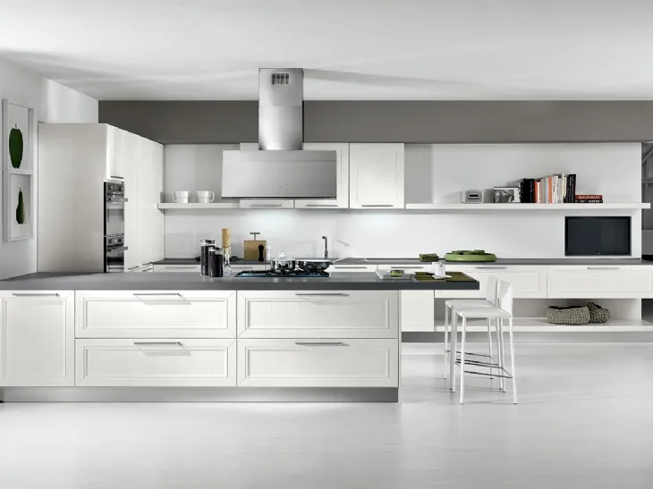 Cucina Classica Itaca angolare a ferro di cavallo in legno massello di Frassino laccato Bianco a poro aperto di Arredo3