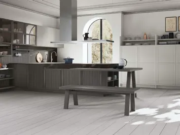 Cucina Classica con penisola Tosca v02 in Frassino Grigio Pernice e laccato Frost con top in HPL Grafite Brown di Stosa