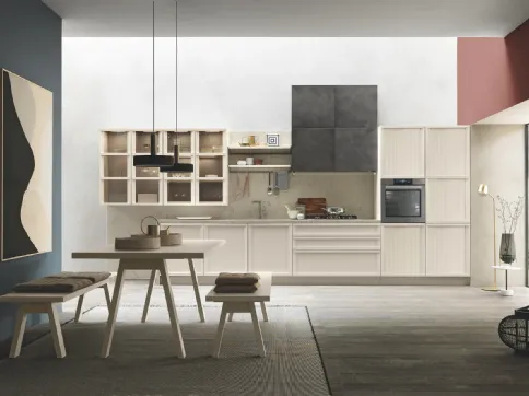 Cucina Classica Tosca v6 basi, pensili e colonne in Frassino laccato Beige Angora, pensili con anta liscia in laccato Peltro, top e schienale in quarzo Imperial Caramel di Stosa