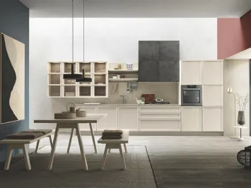 Cucina Classica Tosca v6 basi, pensili e colonne in Frassino laccato Beige Angora, pensili con anta liscia in laccato Peltro, top e schienale in quarzo Imperial Caramel di Stosa