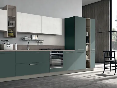 Cucina Moderna lineare Alevé v15 in laccato UV Verde Malga opaco e pensili in Larice Bianco di Stosa