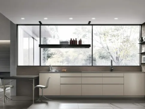 Cucina Moderna in vetro opaco e lucido Canapa con penisola in Rovere Dark e top in HPL Testa di Moro Aliant v05 di Stosa