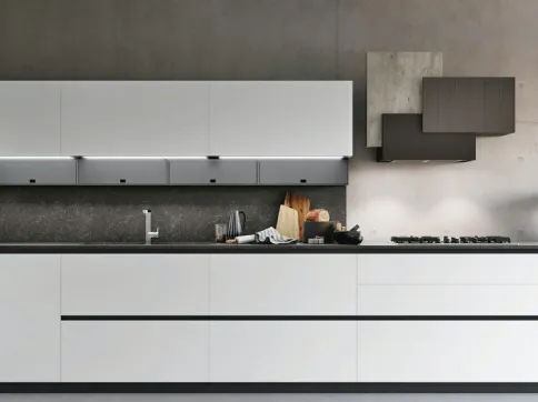 Cucina Moderne Aliant v6 in Vetro bianco opaco e gola in nero spazzolato di Stosa