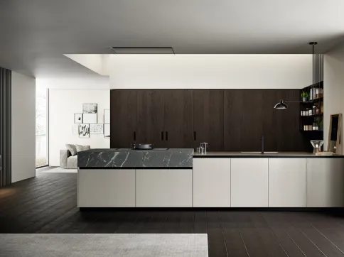 Cucina Moderna lineare Asia in laccato poro aperto Nebbia con colonne in Rovere ebano impiallacciato e top in HPL finitura Pietra Piasentina di Arredo3