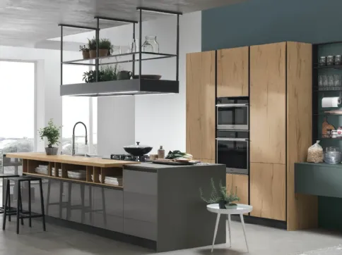 Cucina Moderna con isola Infinity v15 in laccato Ardesia lucido e Rovere Natura di Stosa