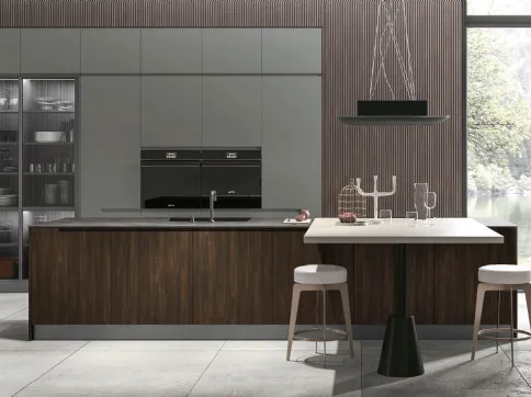 Cucina Moderna con isola Karma v08 in Termo Strutturato Rovere Corteccia e colonne in laccato opaco Timo di Stosa