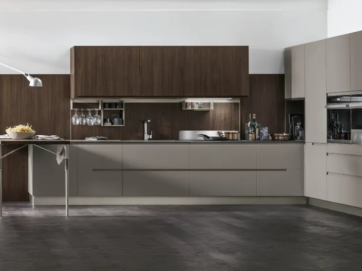 Cucina Moderna angolare con penisola Karma v01 in Pet Grigio Fumo opaco e Termo Strutturato Rovere Corteccia di Stosa