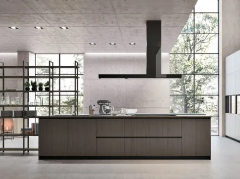 Cucina Moderna con isola Natural v07 in Rovere Dark e laccato opaco di Stosa