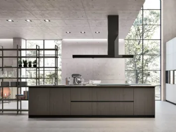 Cucina Moderna con isola Natural v07 in Rovere Dark e laccato opaco di Stosa