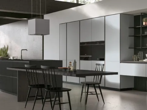 Cucina Moderna con isola Aliant v07 in Neolith Basalt Black Satin e Vetro opaco Platino con Piano snack in Rovere Dark con gambone in vetro di Stosa