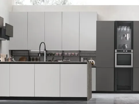 Cucina Moderna con penisola Metropolis v12 in Pet Nebbia opaco e Pet Canna di Fucile opaco di Stosa