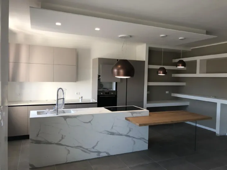 Cucina con isola, studio e progettazione delle opere in cartongesso