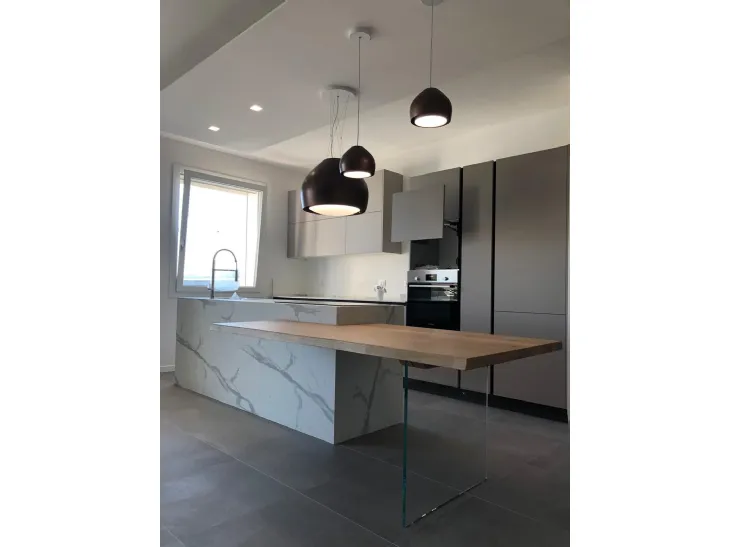Cucina con isola, studio e progettazione delle opere in cartongesso