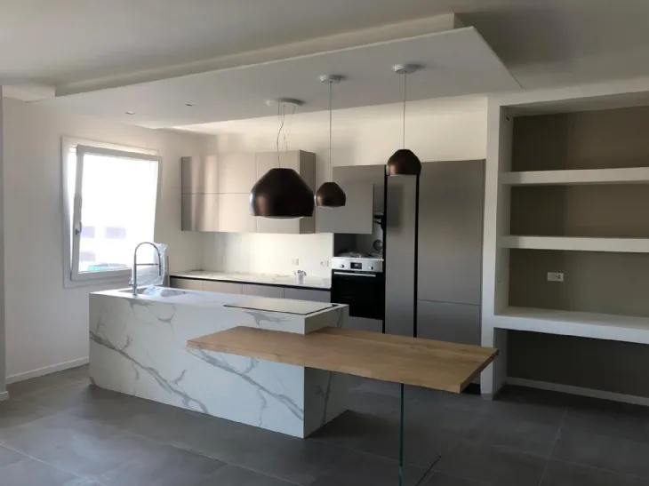 Cucina con isola, studio e progettazione delle opere in cartongesso